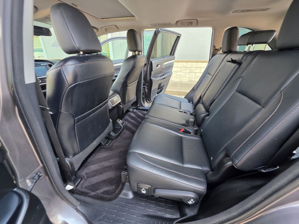 2016 Toyota Highlander Image 17