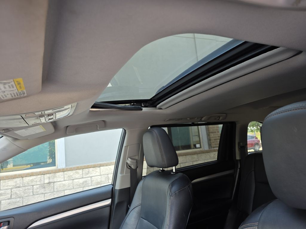 2016 Toyota Highlander Image 24