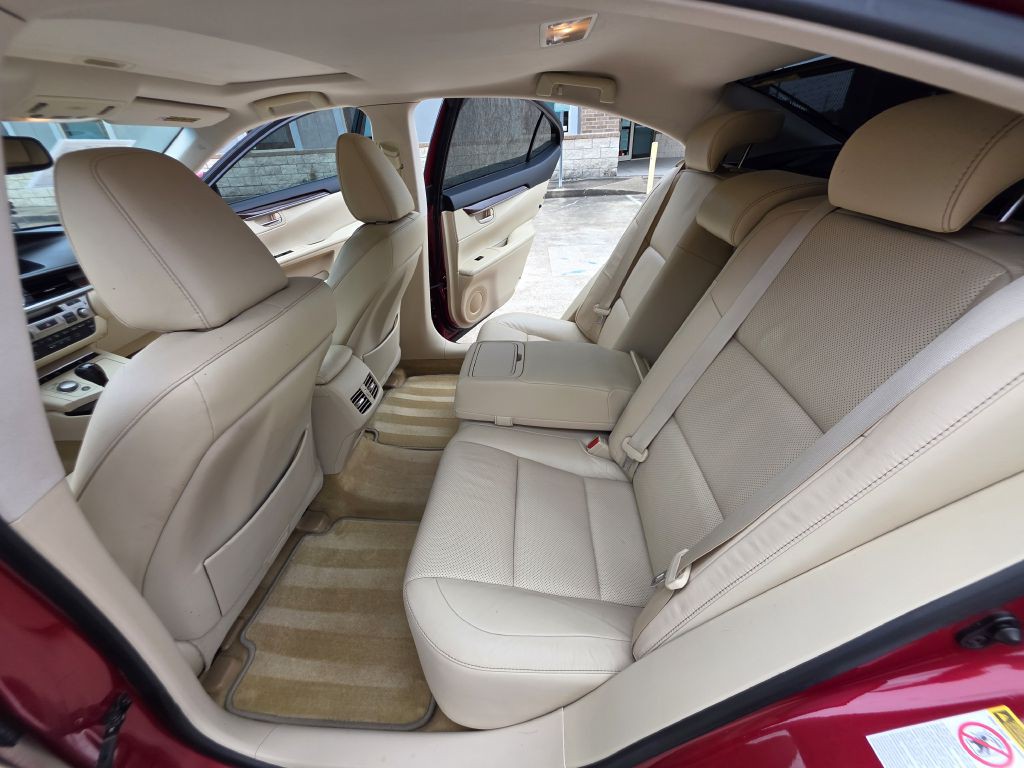 2015 Lexus ES Image 18