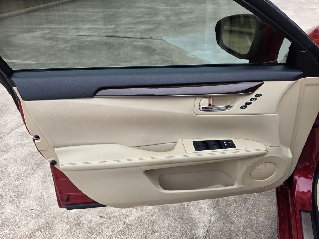 2015 Lexus ES Image 21
