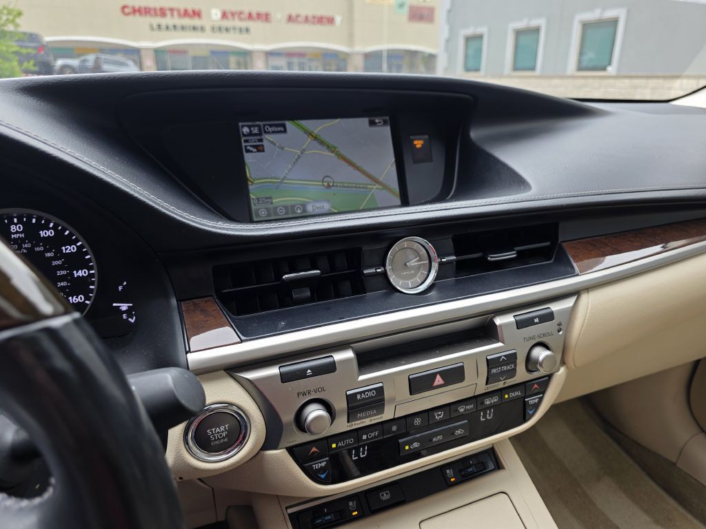 2015 Lexus ES Image 25