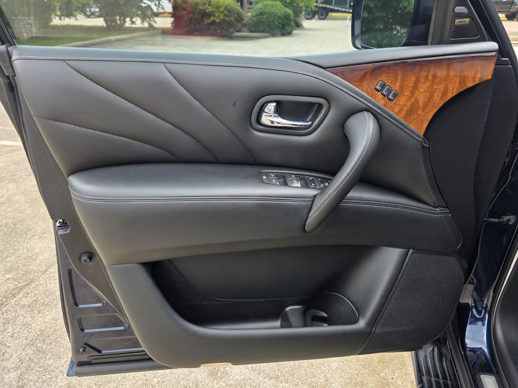 2017 INFINITI QX80 Image 24