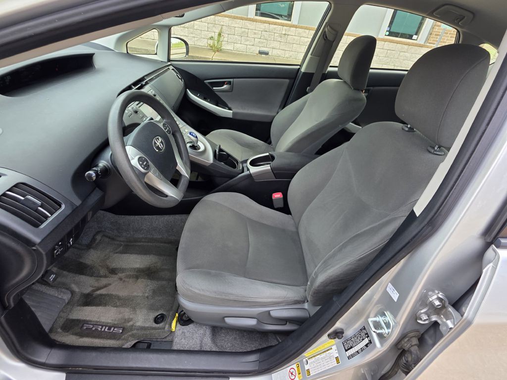 2013 Toyota Prius Image 12