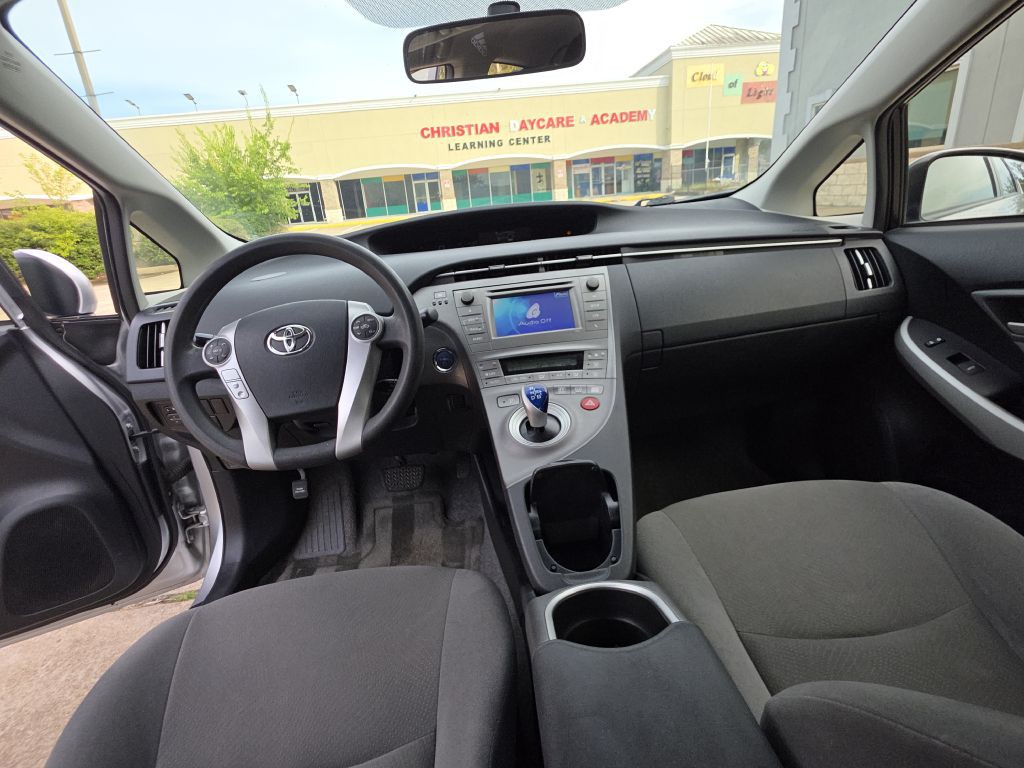 2013 Toyota Prius Image 14