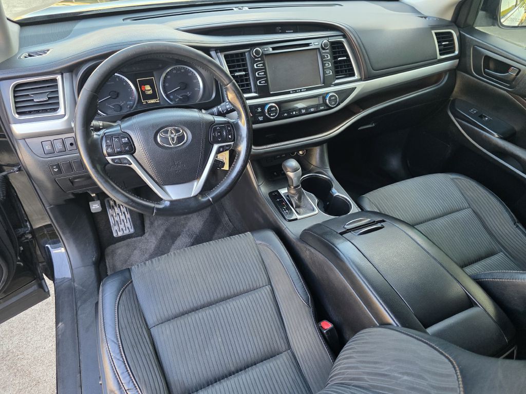 2017 Toyota Highlander Image 12