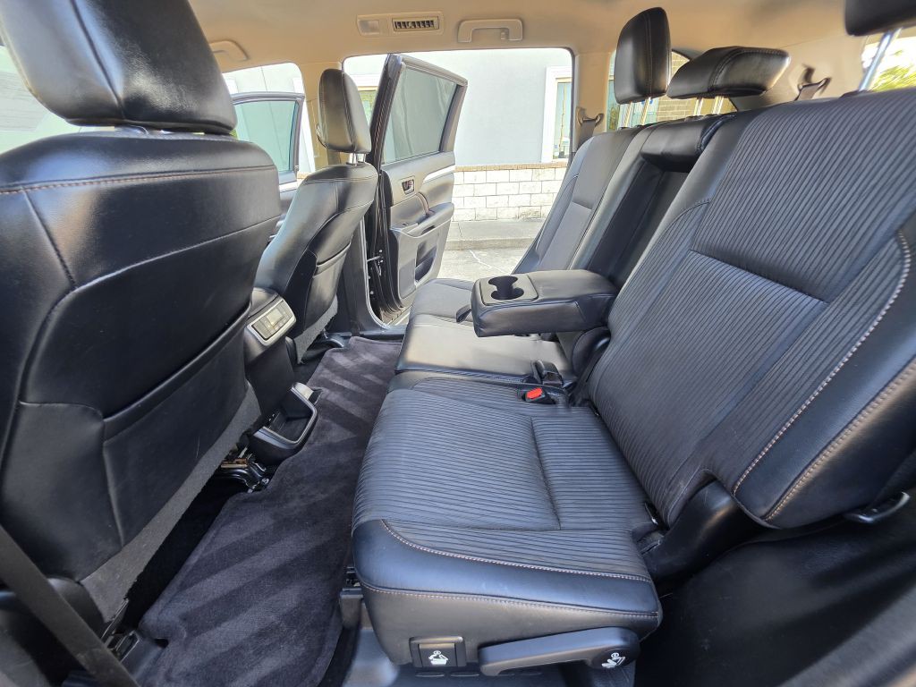 2017 Toyota Highlander Image 17