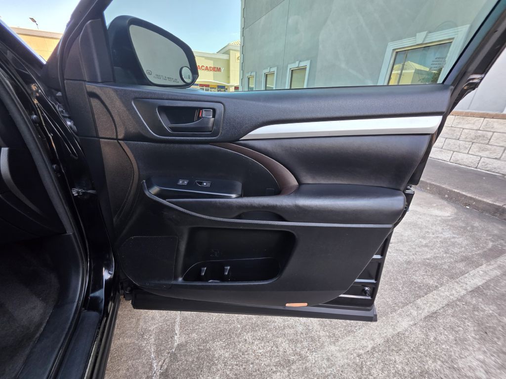 2017 Toyota Highlander Image 21