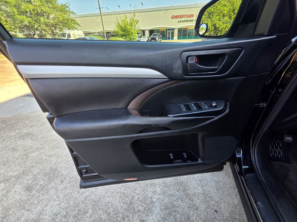 2017 Toyota Highlander Image 22
