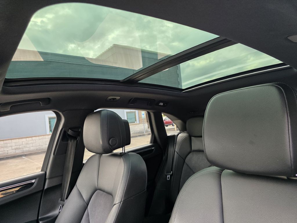 2018 Porsche Macan Image 25