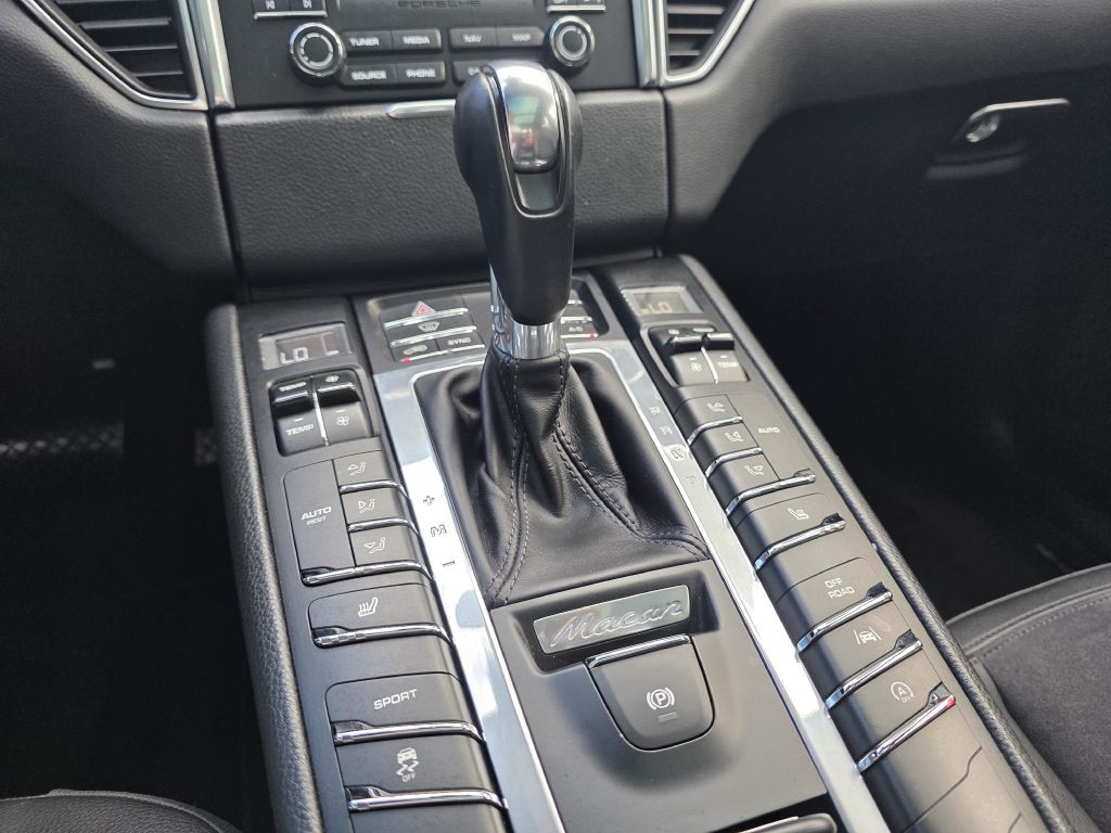 2018 Porsche Macan Image 28