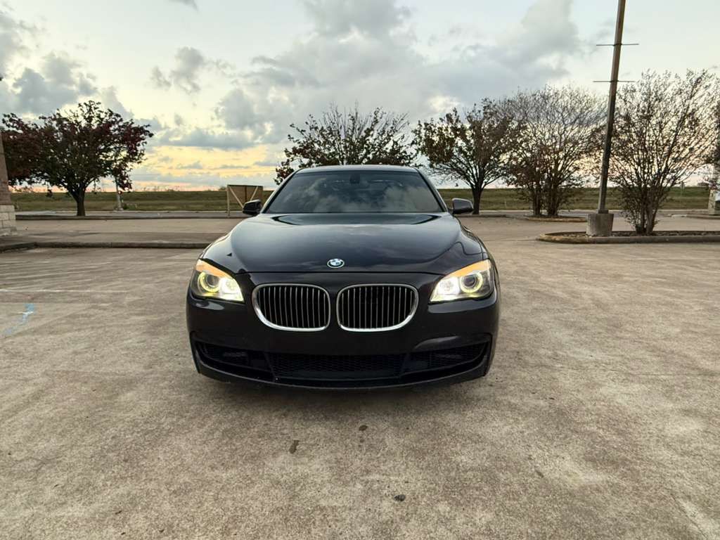 2012 BMW 7 Series Image 2