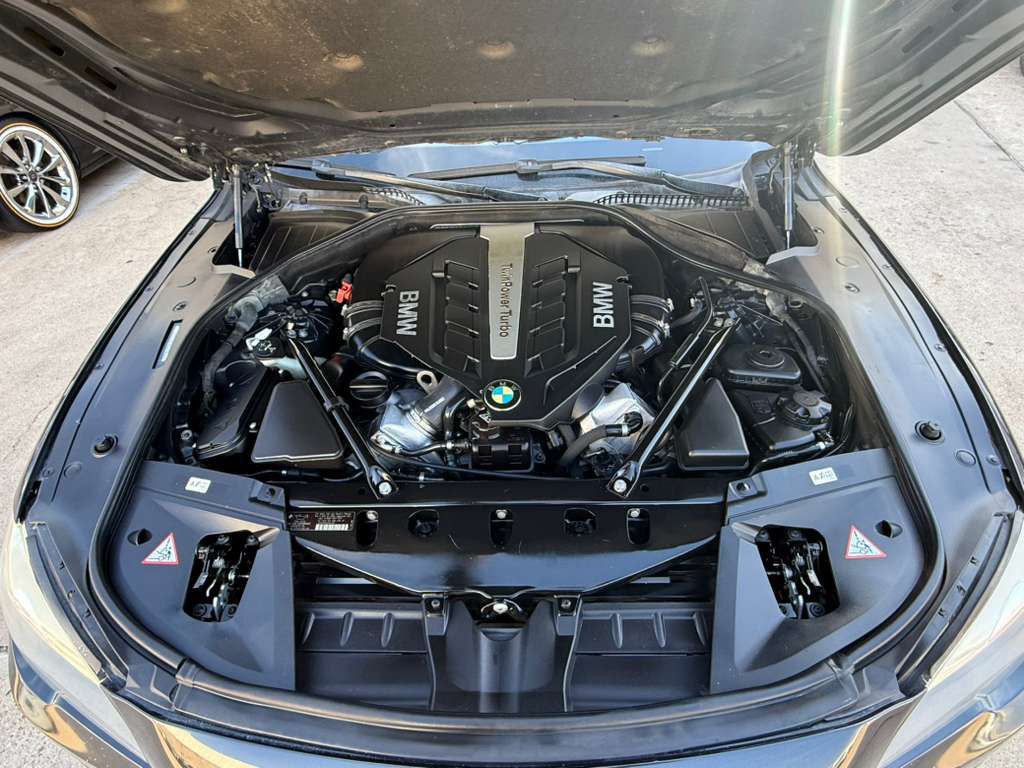 2012 BMW 7 Series Image 11