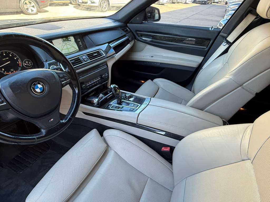 2012 BMW 7 Series Image 17