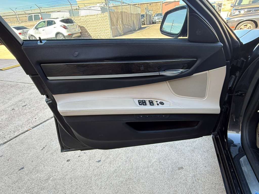 2012 BMW 7 Series Image 22