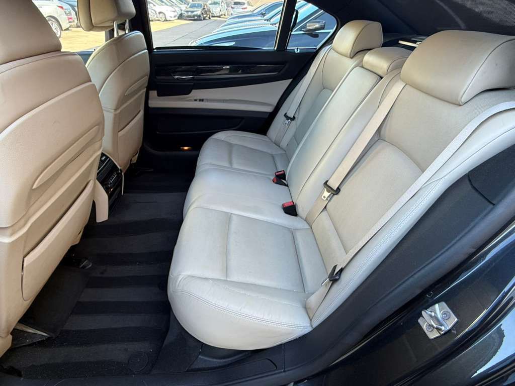 2012 BMW 7 Series Image 23