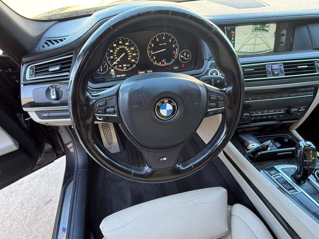 2012 BMW 7 Series Image 25