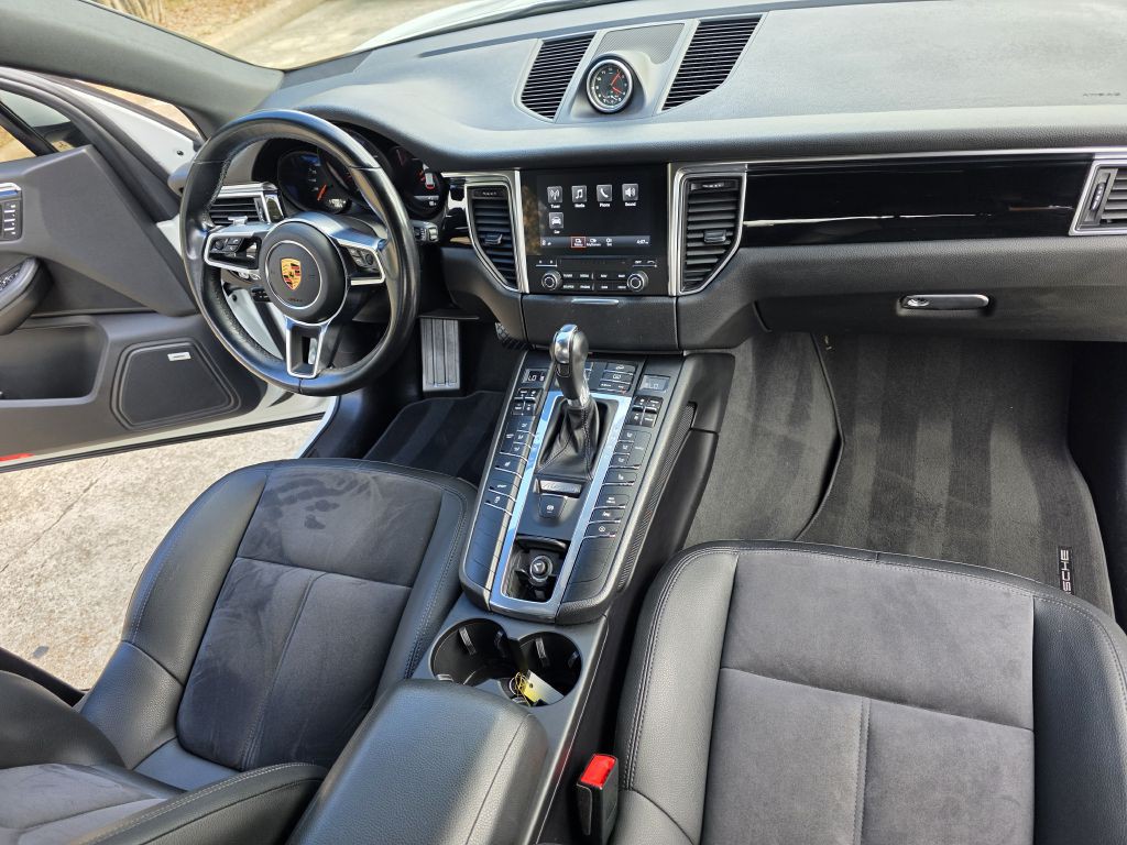2018 Porsche Macan Image 16