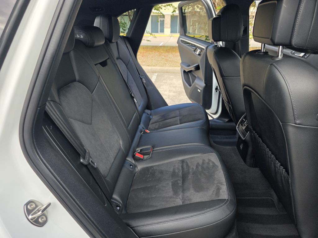 2018 Porsche Macan Image 17