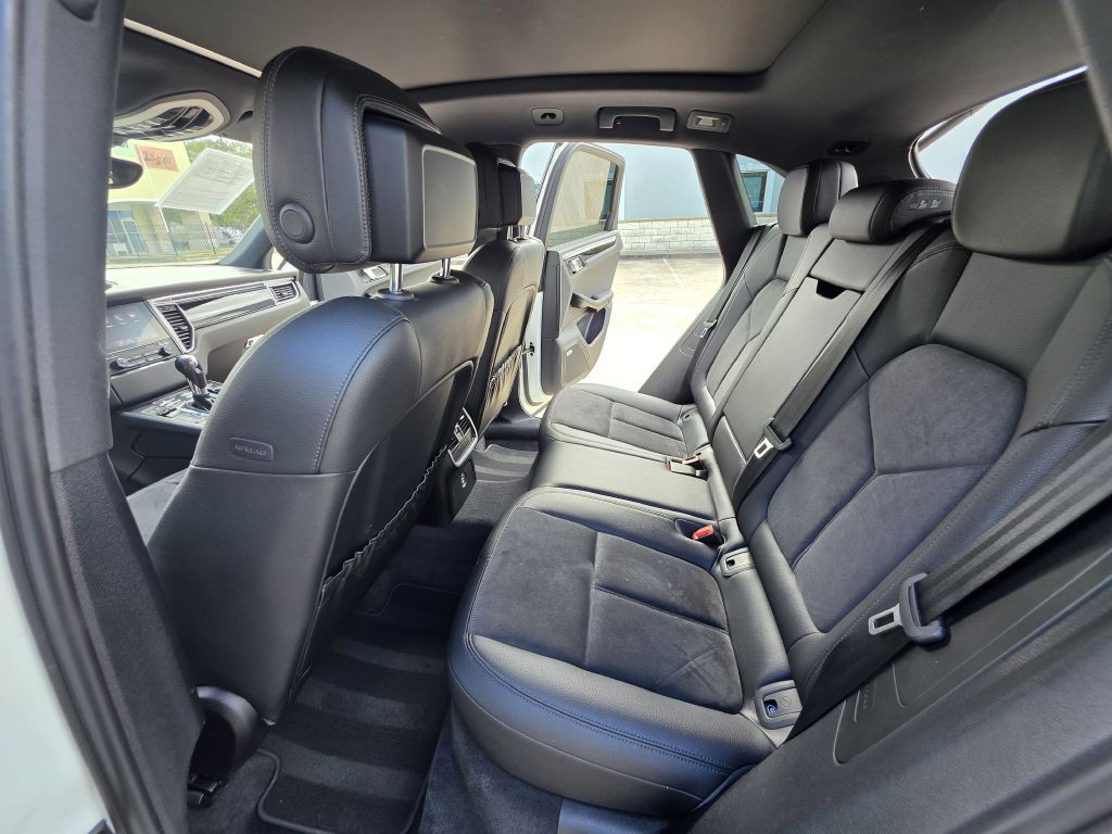 2018 Porsche Macan Image 18