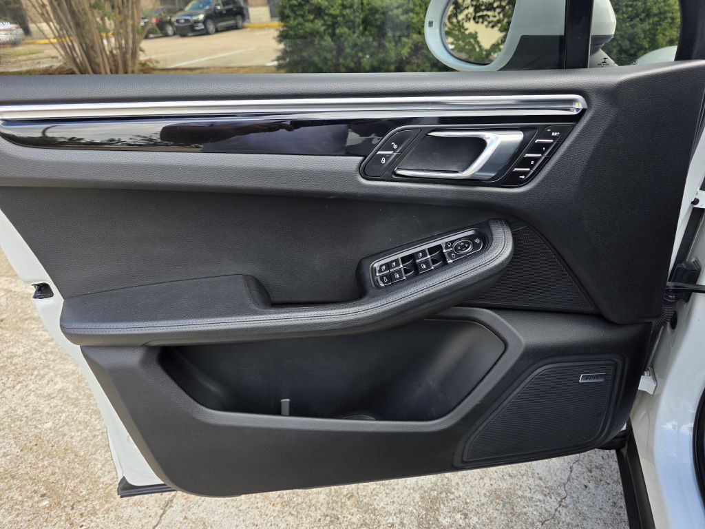 2018 Porsche Macan Image 22