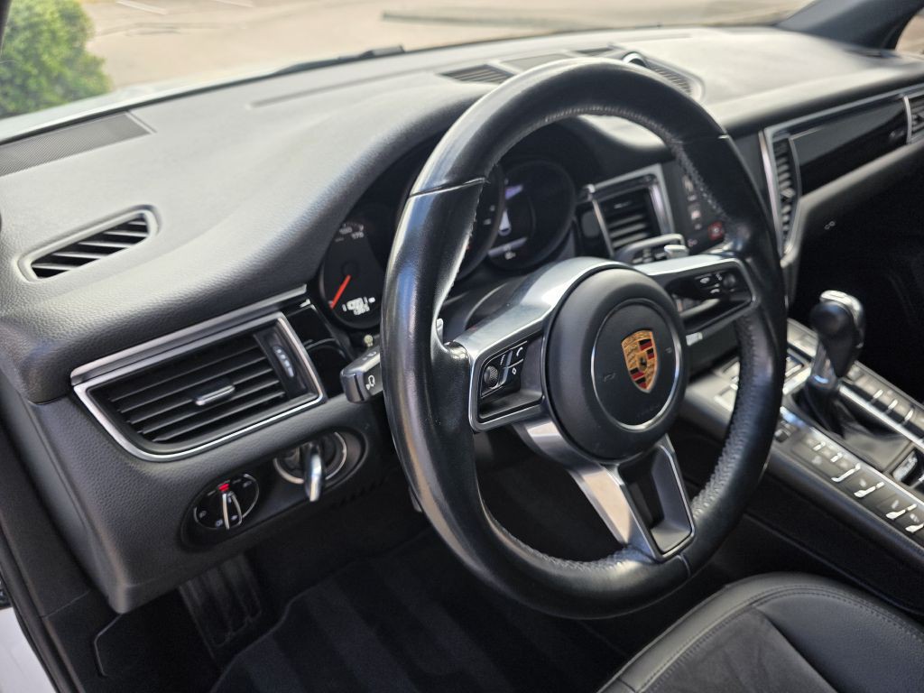 2018 Porsche Macan Image 23