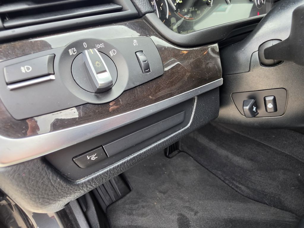 2016 BMW 5 Series Image 30
