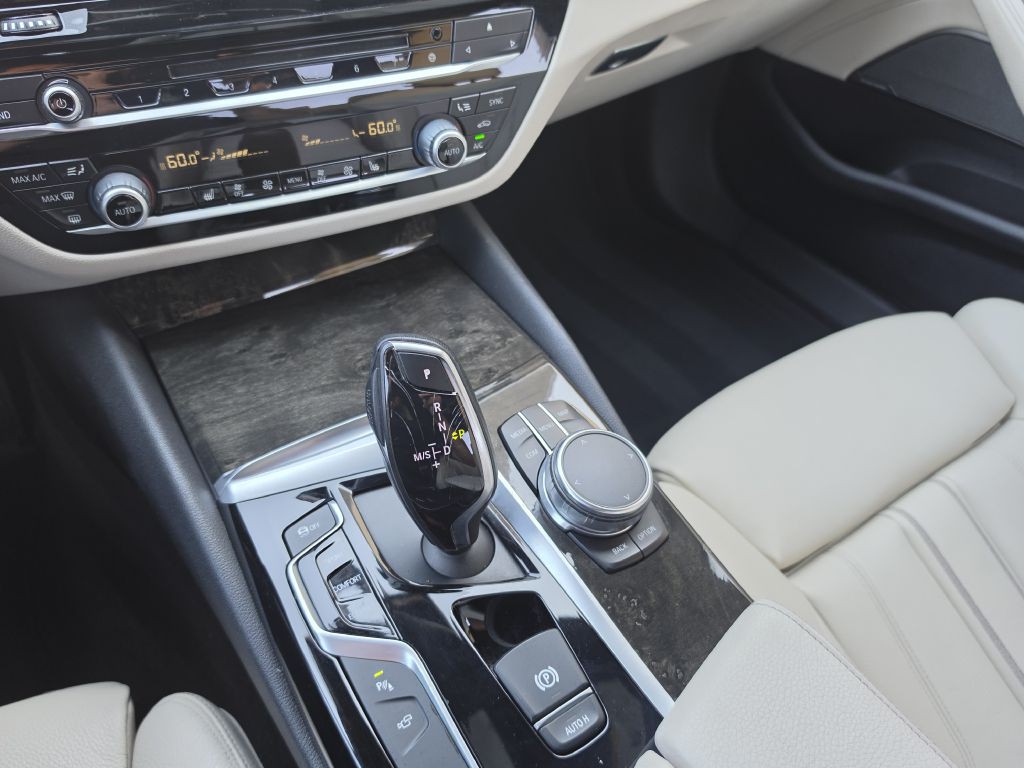 2017 BMW 5 Series Image 25