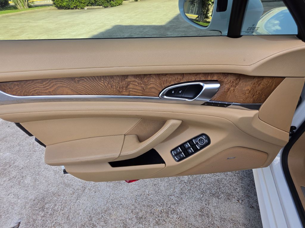2014 Porsche Panamera Image 16