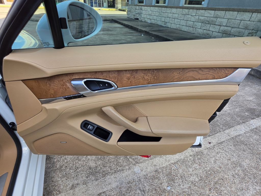 2014 Porsche Panamera Image 17