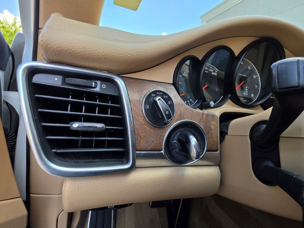 2014 Porsche Panamera Image 21