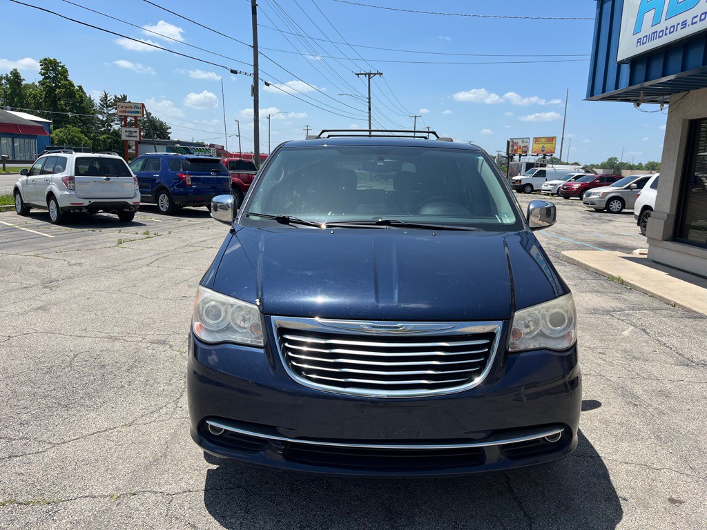2013 Chrysler Town & Country Image 2