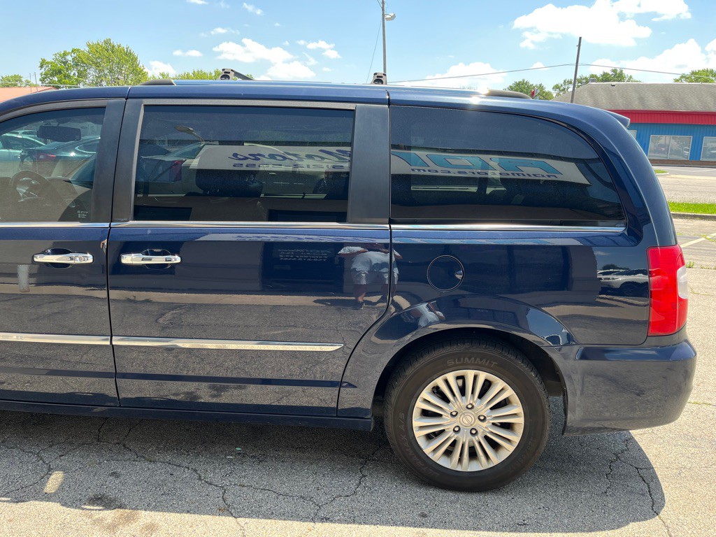 2013 Chrysler Town & Country Image 5