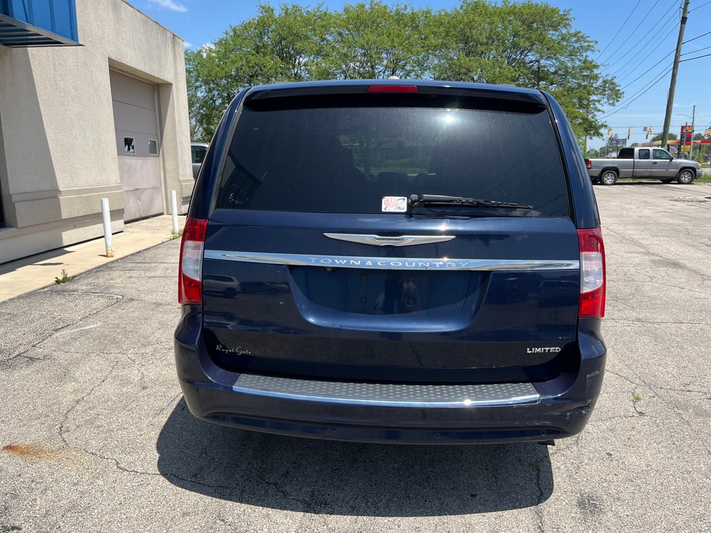 2013 Chrysler Town & Country Image 7