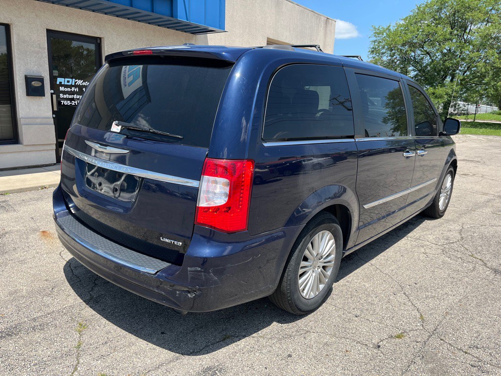 2013 Chrysler Town & Country Image 8