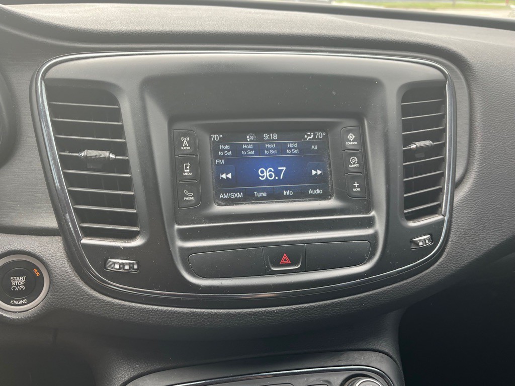 2016 Chrysler 200 Image 12