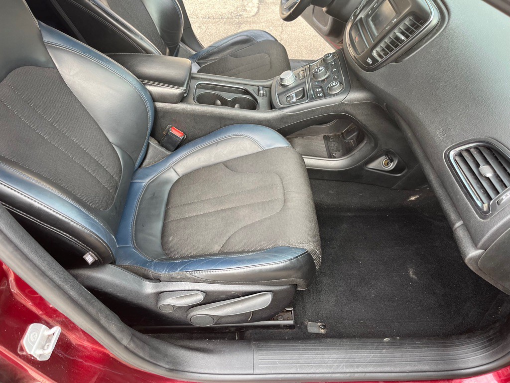 2016 Chrysler 200 Image 16
