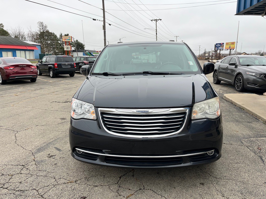2014 Chrysler Town & Country Image 2