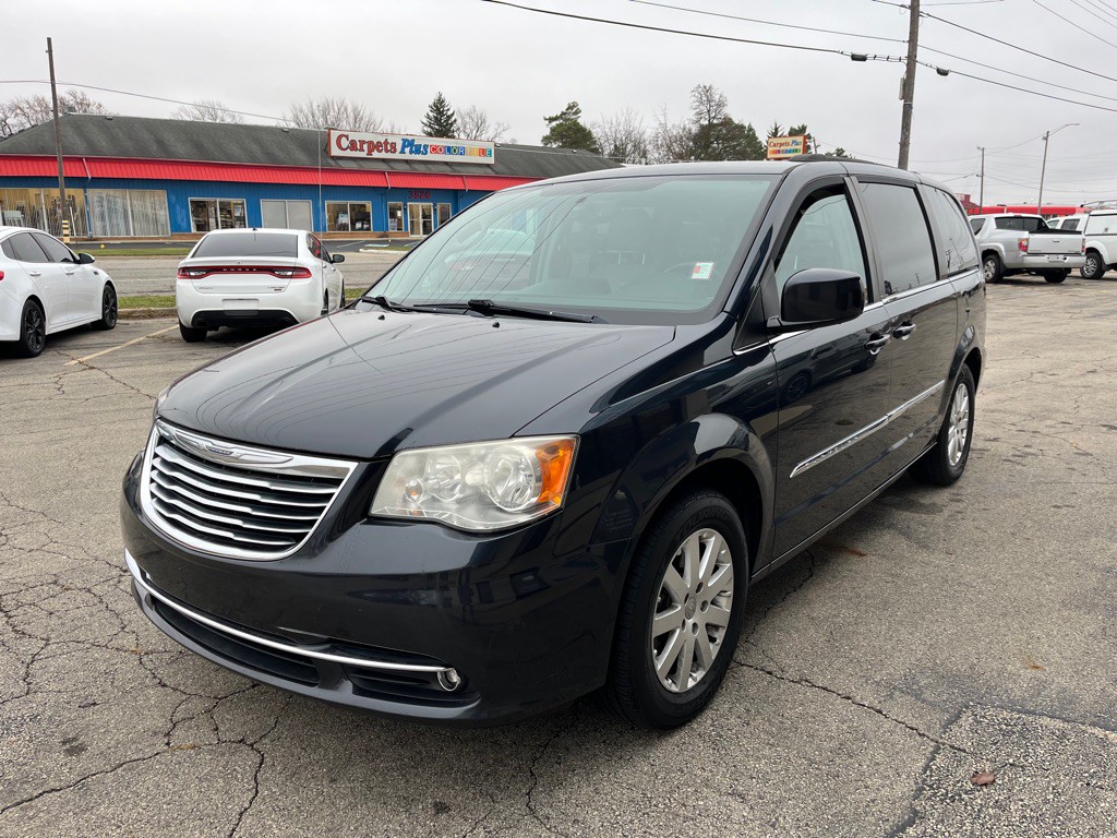 2014 Chrysler Town & Country Image 3