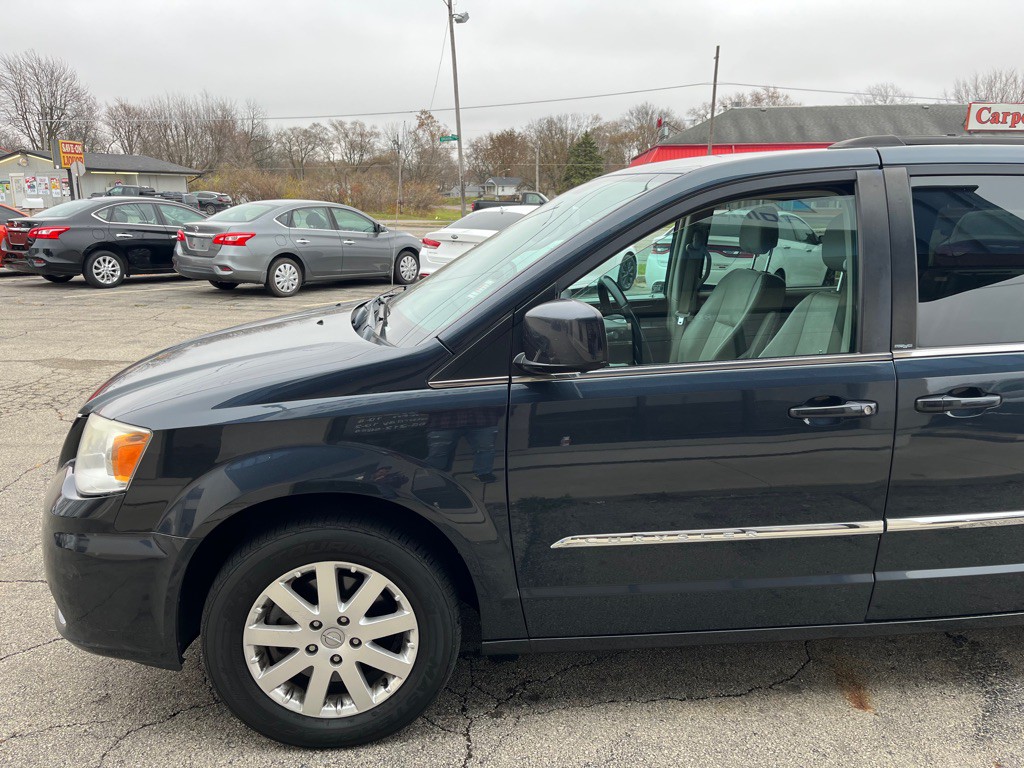 2014 Chrysler Town & Country Image 4