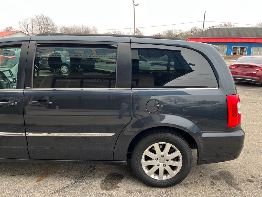 2014 Chrysler Town & Country Image 5