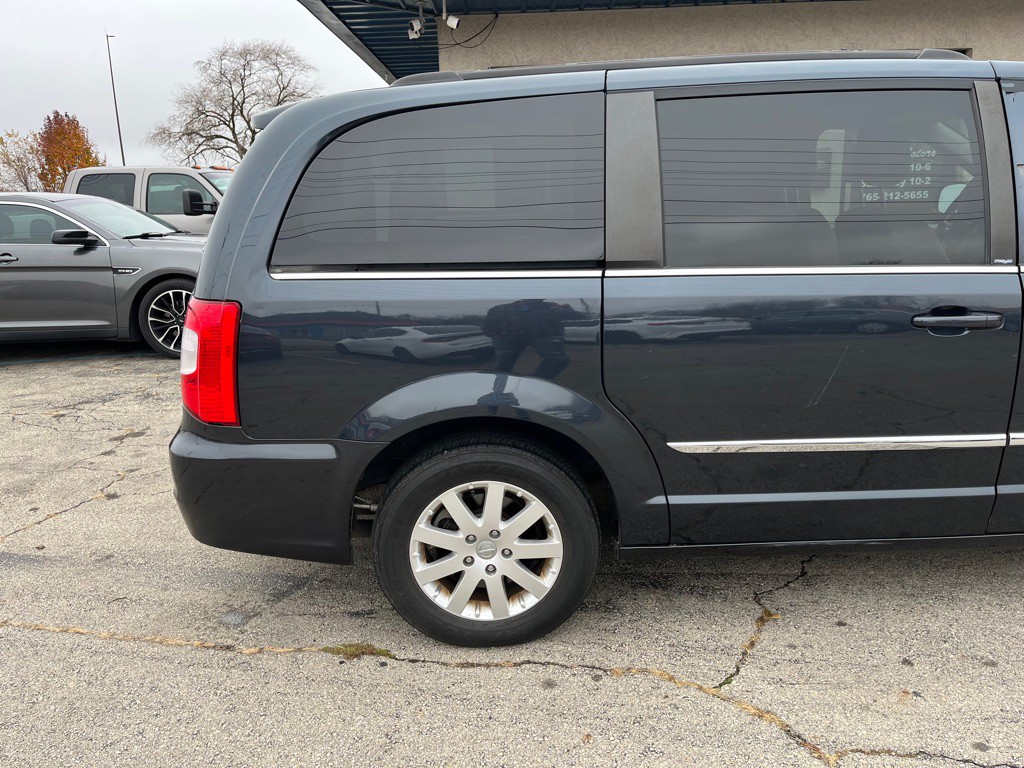 2014 Chrysler Town & Country Image 9
