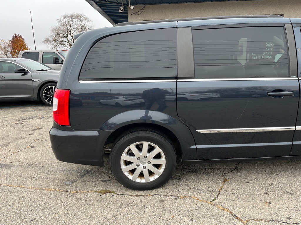 2014 Chrysler Town & Country Image 10