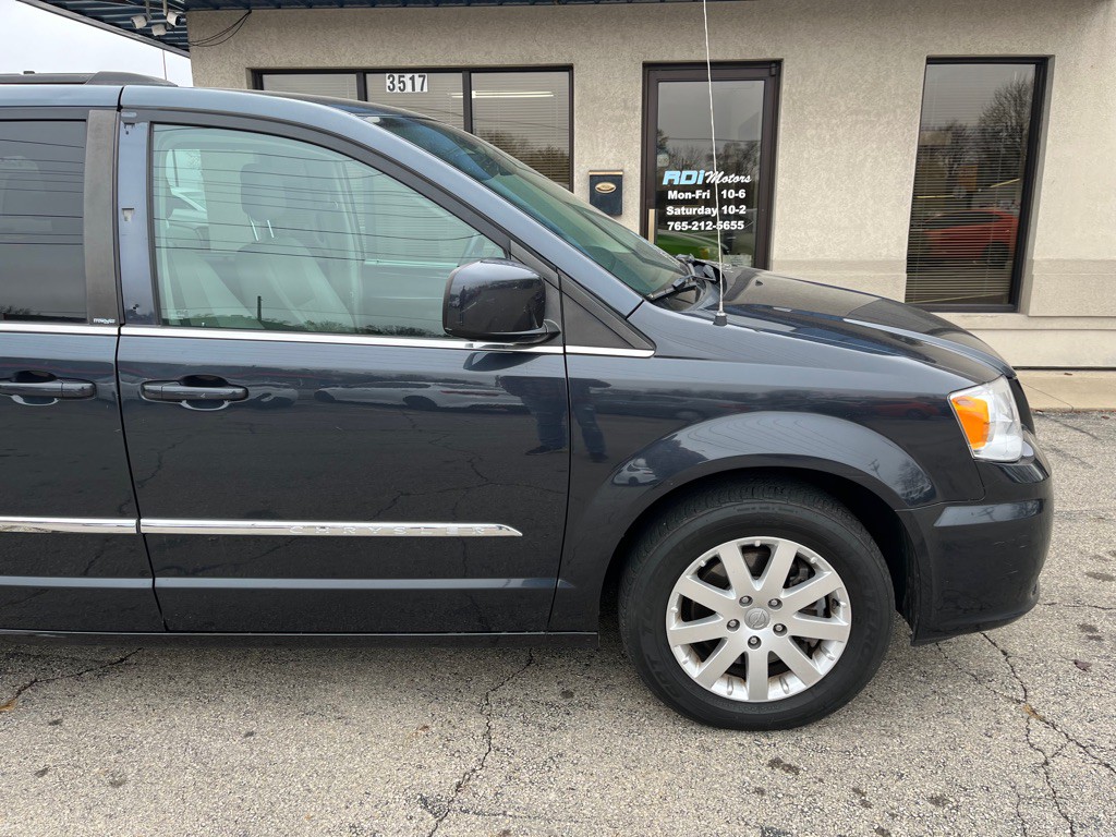 2014 Chrysler Town & Country Image 11