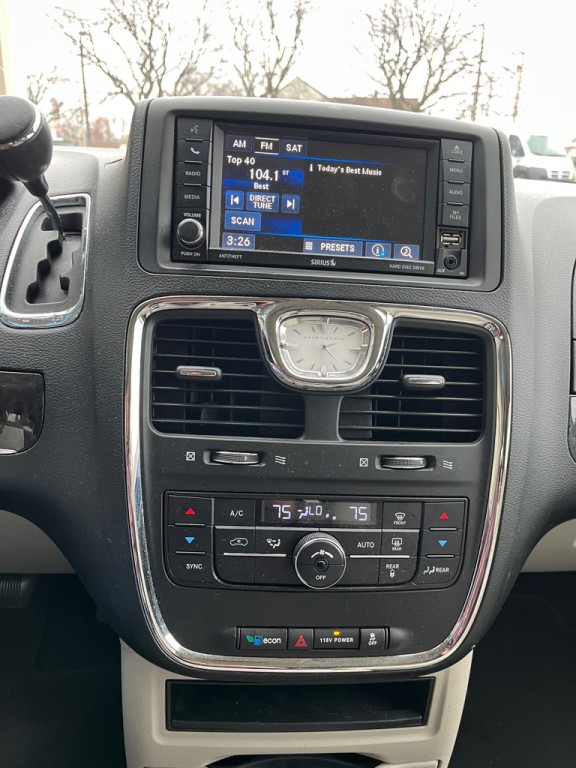 2014 Chrysler Town & Country Image 13