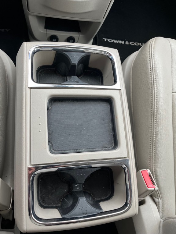 2014 Chrysler Town & Country Image 14