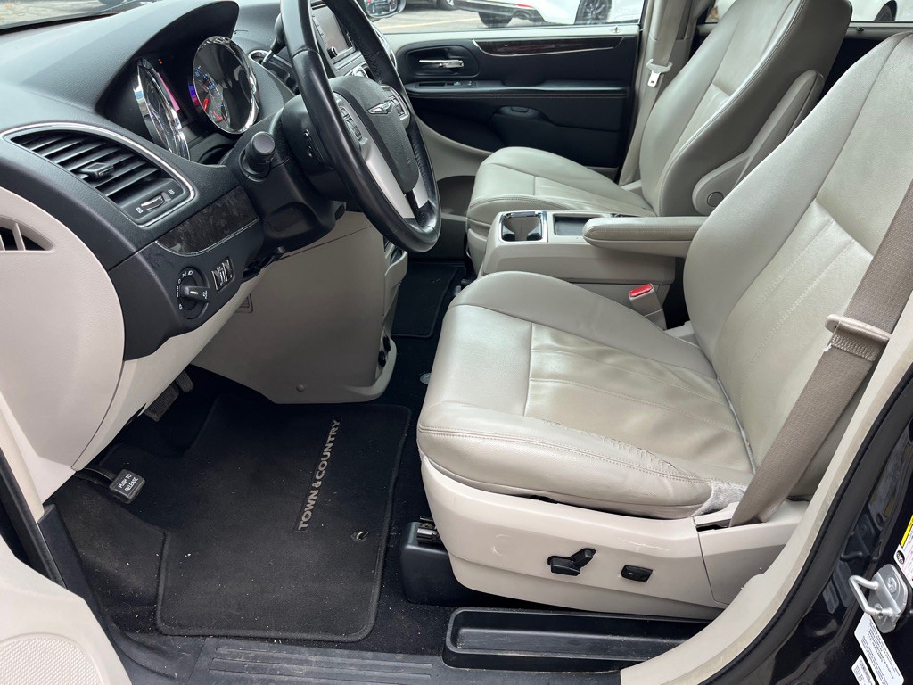 2014 Chrysler Town & Country Image 15