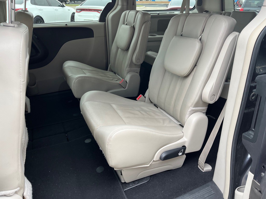 2014 Chrysler Town & Country Image 16