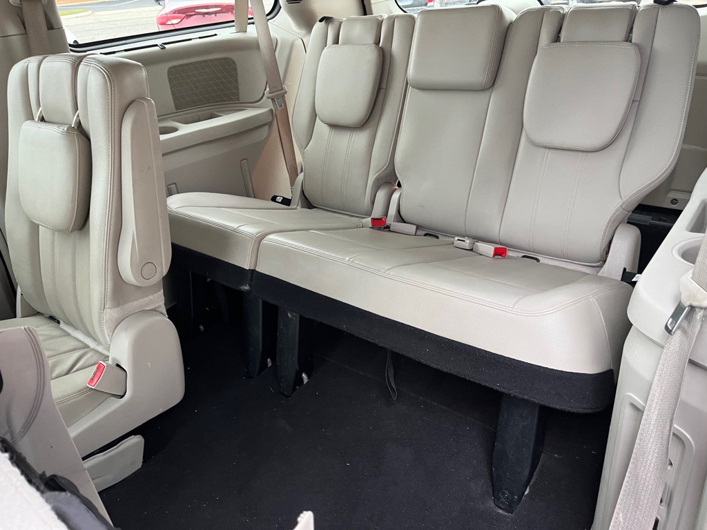 2014 Chrysler Town & Country Image 17