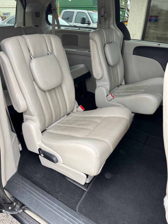 2014 Chrysler Town & Country Image 19