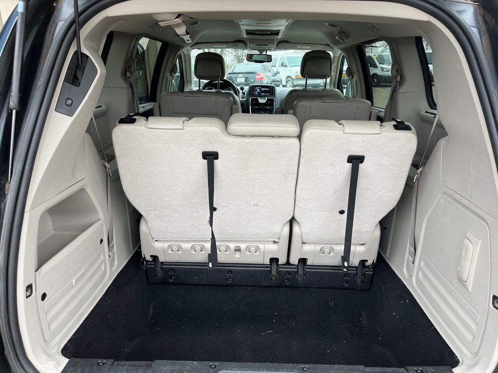 2014 Chrysler Town & Country Image 21